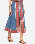 Stina Skirt side, model walking