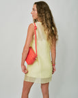 Midi Sac Bright Poppy Woven Diagonal on model's shoulder, back view