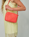 Midi Sac Bright Poppy Woven Diagonal close up on model's shoulder