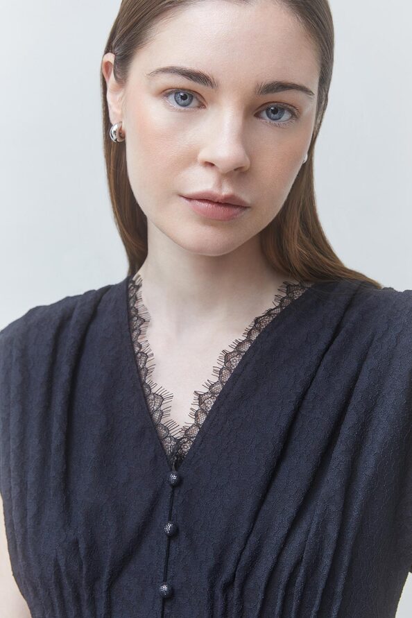 Last Sleeveless Lace Trim Shirt