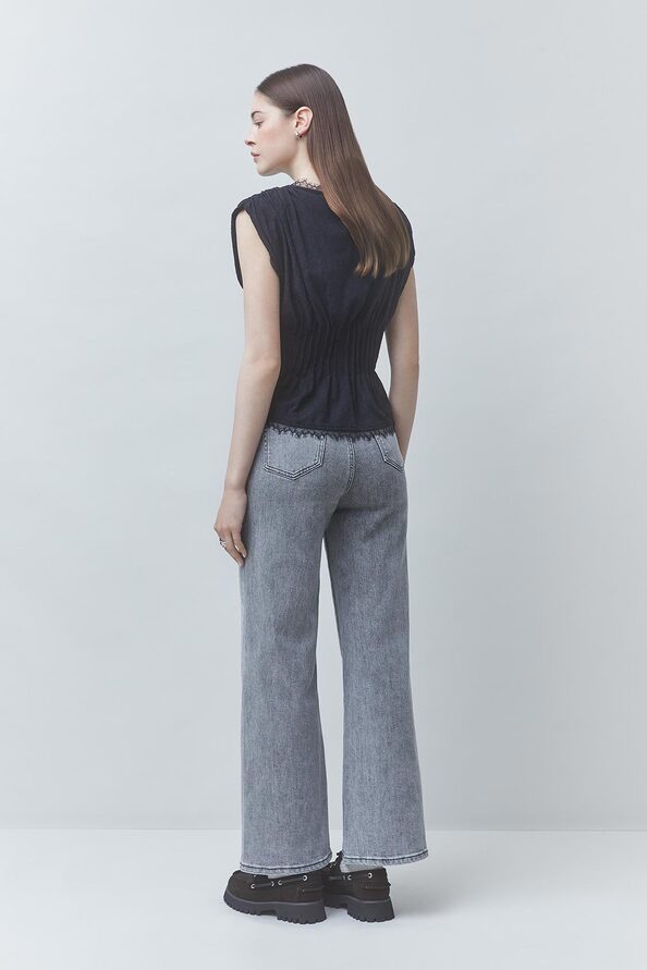 Last Sleeveless Lace Trim Shirt