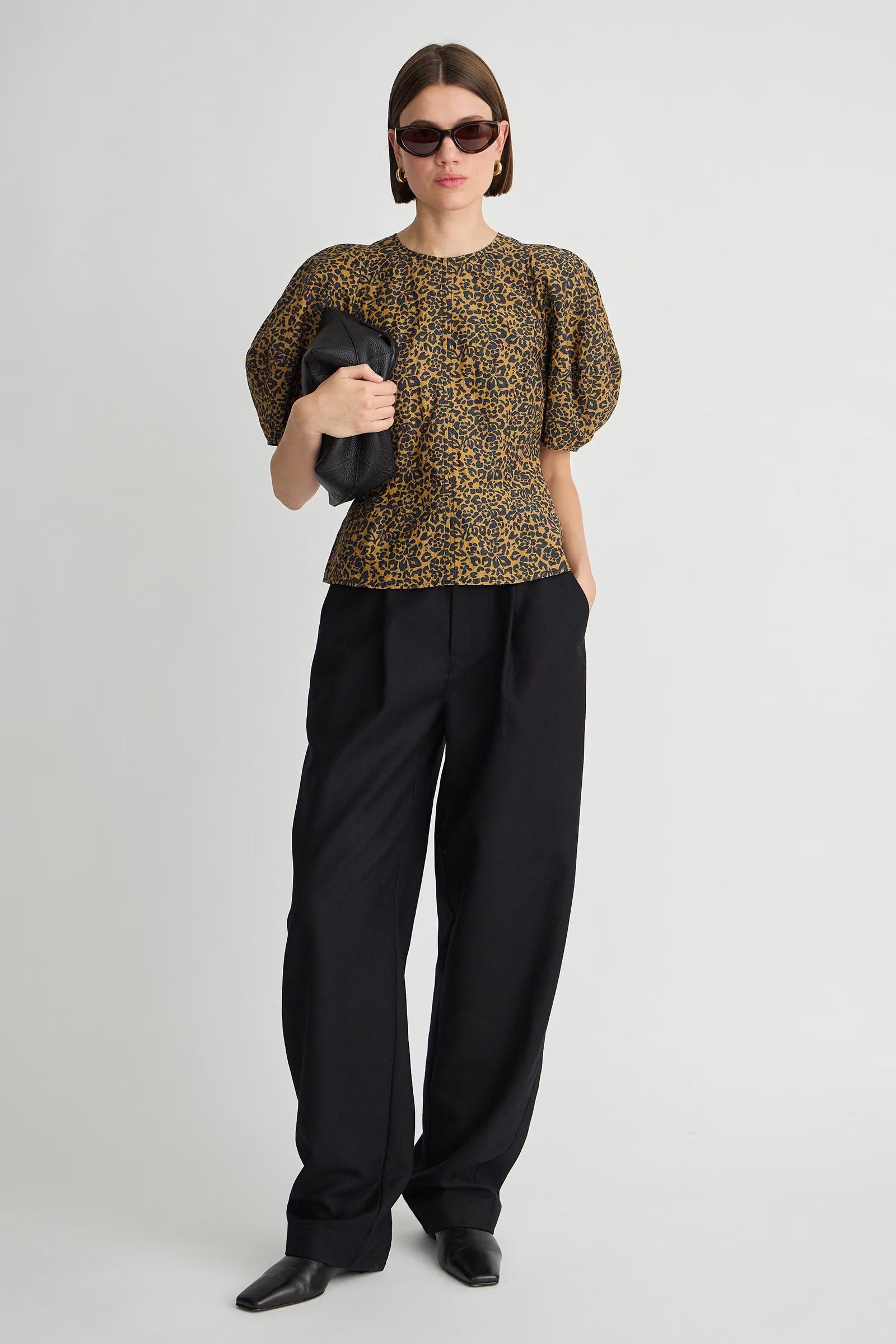 Lino Top full body front