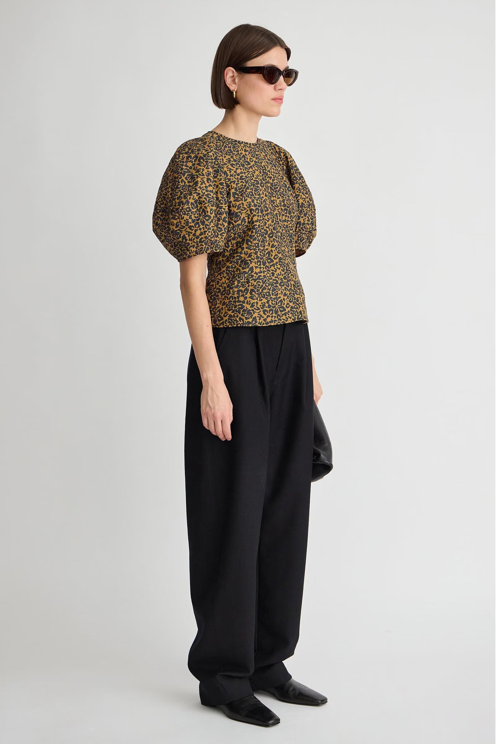 Lino Top full body side