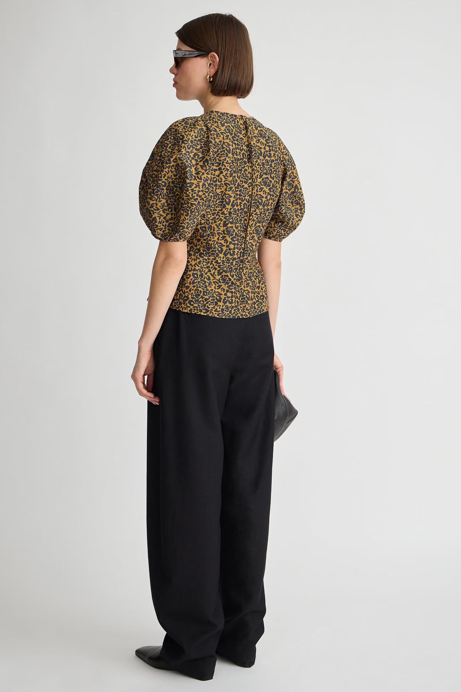 Lino Top full body back
