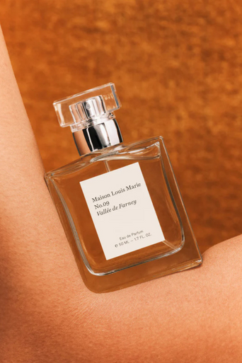 Eau de Parfum No.09 Vallee De Farney 1.7oz leaning