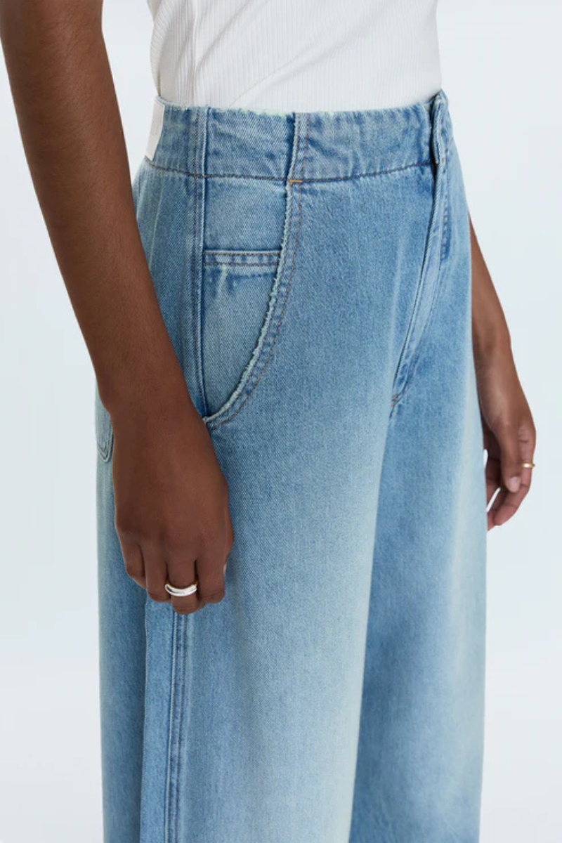 Pistola Lottie Barrel Leg Jean super close up
