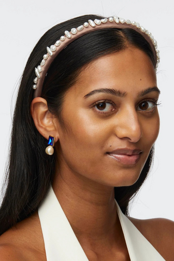 Lele Sadoughi Gigi Pearl Treasure Headband on head