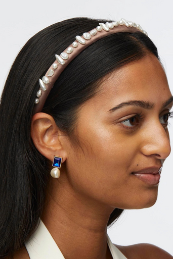 Lele Sadoughi Gigi Pearl Treasure Headband on model
