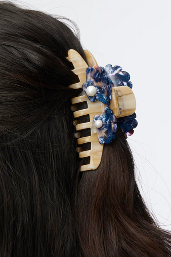 Lele Sadoughi Large Shell Claw Clip close up in hair