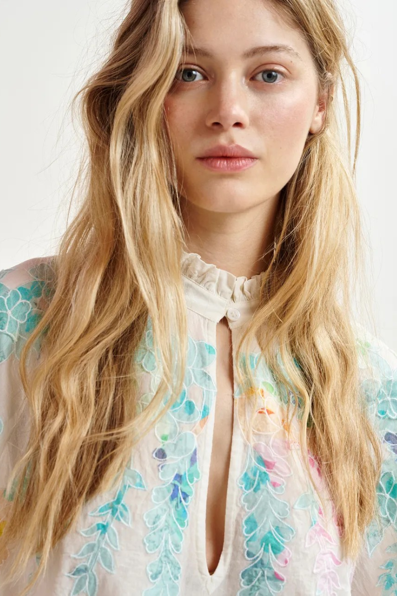 Essentiel Hitrus Appliqued Detail Top close up collar