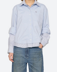 Zayna Top front, hand in jeans pockets