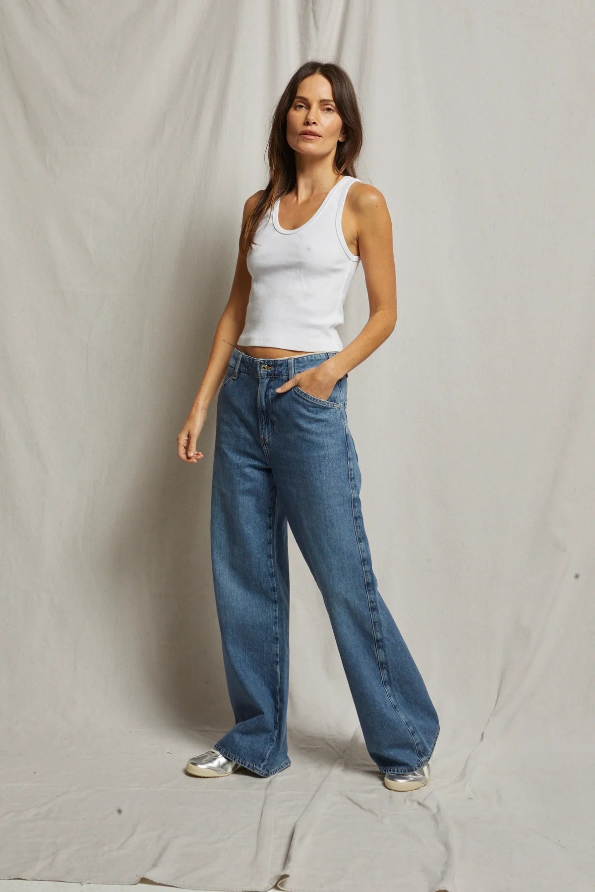 Blondie Tank White full body with jeans