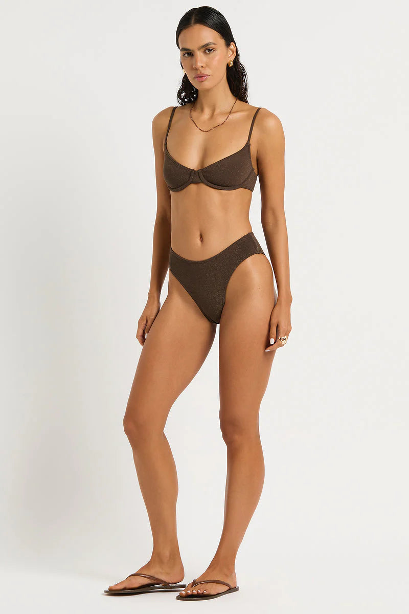 Woman size XS wearing a brown bikini set on a white background