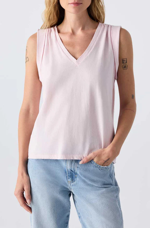 Amo Dona Tee front