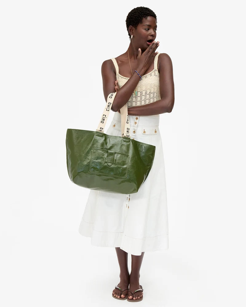 Grande Bateau Tote worn on model's elbow