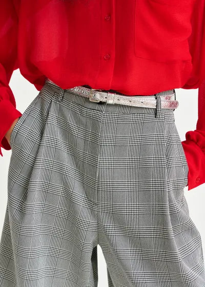 Ilida Shiny Thin Belt Silver with checkered pants