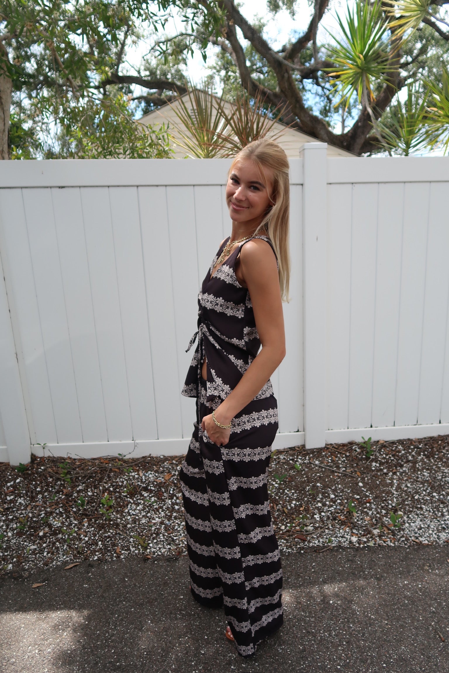 Fuego Top and Helecho Pants full body side