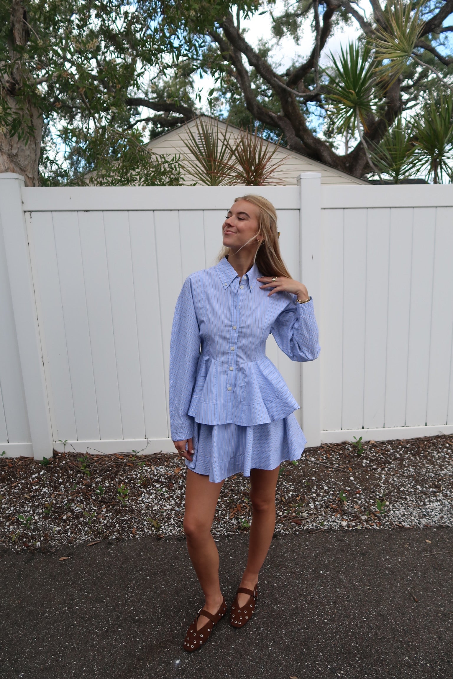 Woman wearing a light blue set, full body front
