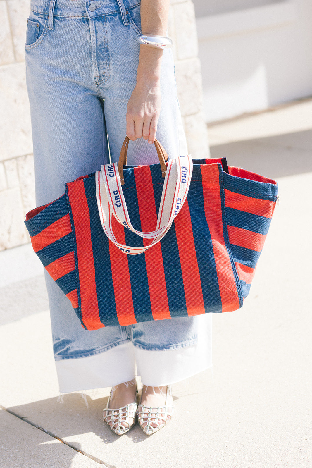 Beach Tote Canvas Stripe held with brown heather handles