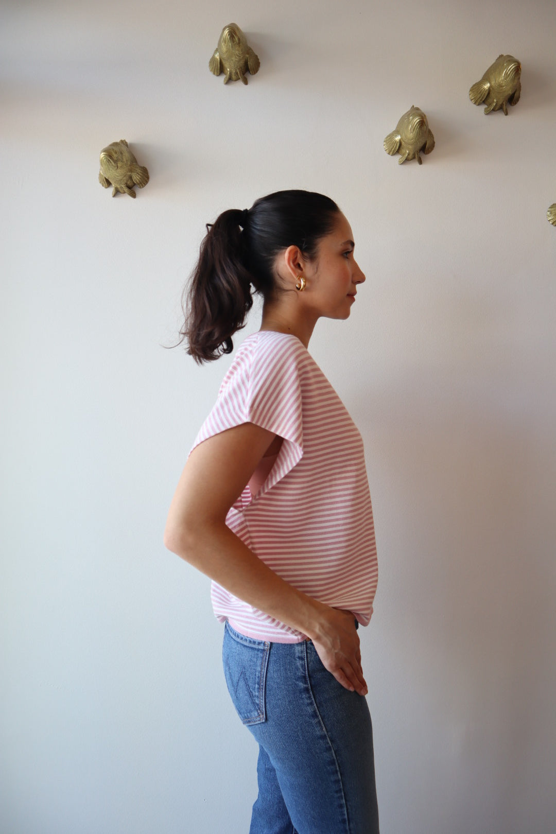 Pimoni Tee close up side view