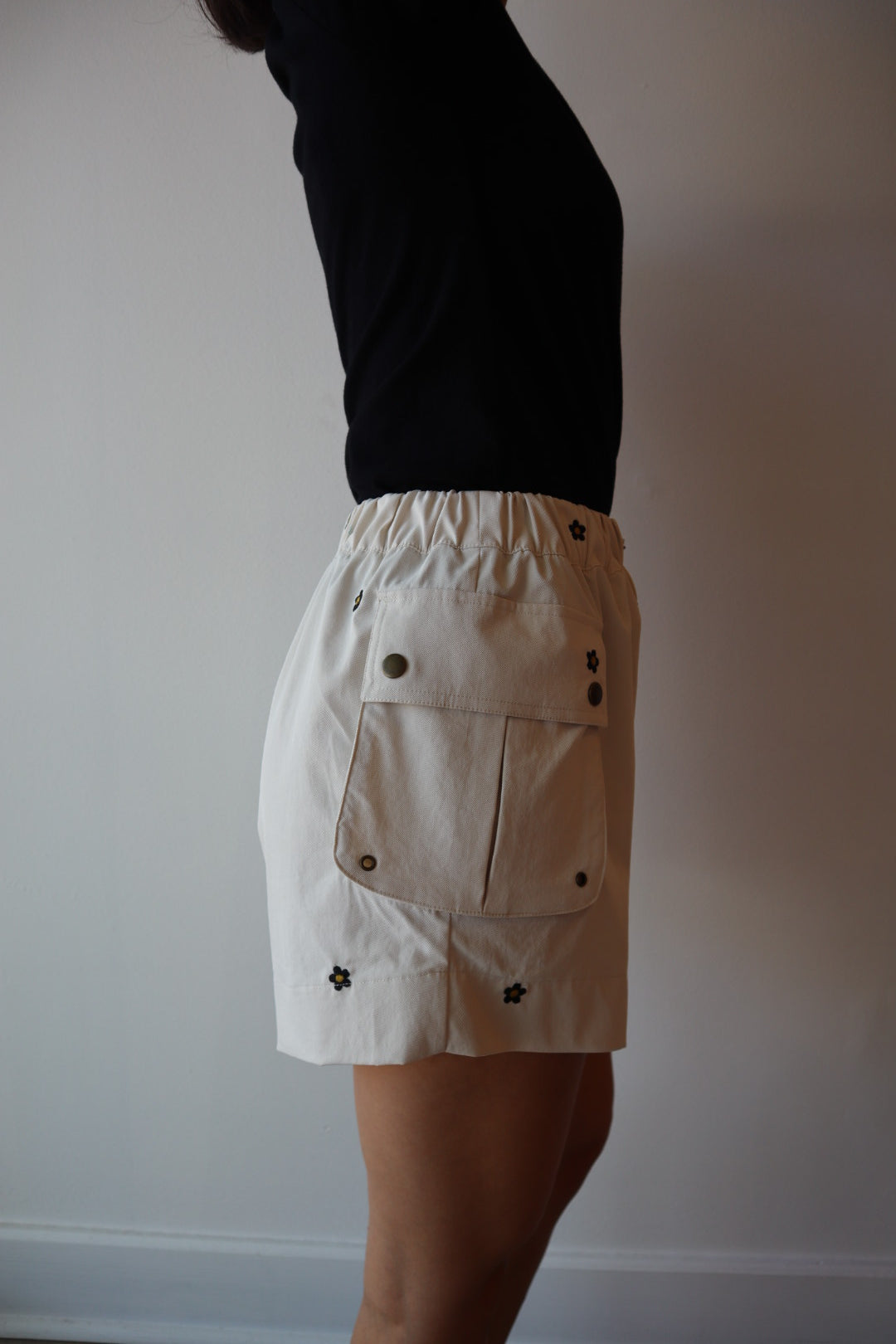 The Embroidered Cargo Short Daisies side