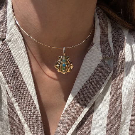 Maris Shell Clip on necklace on model