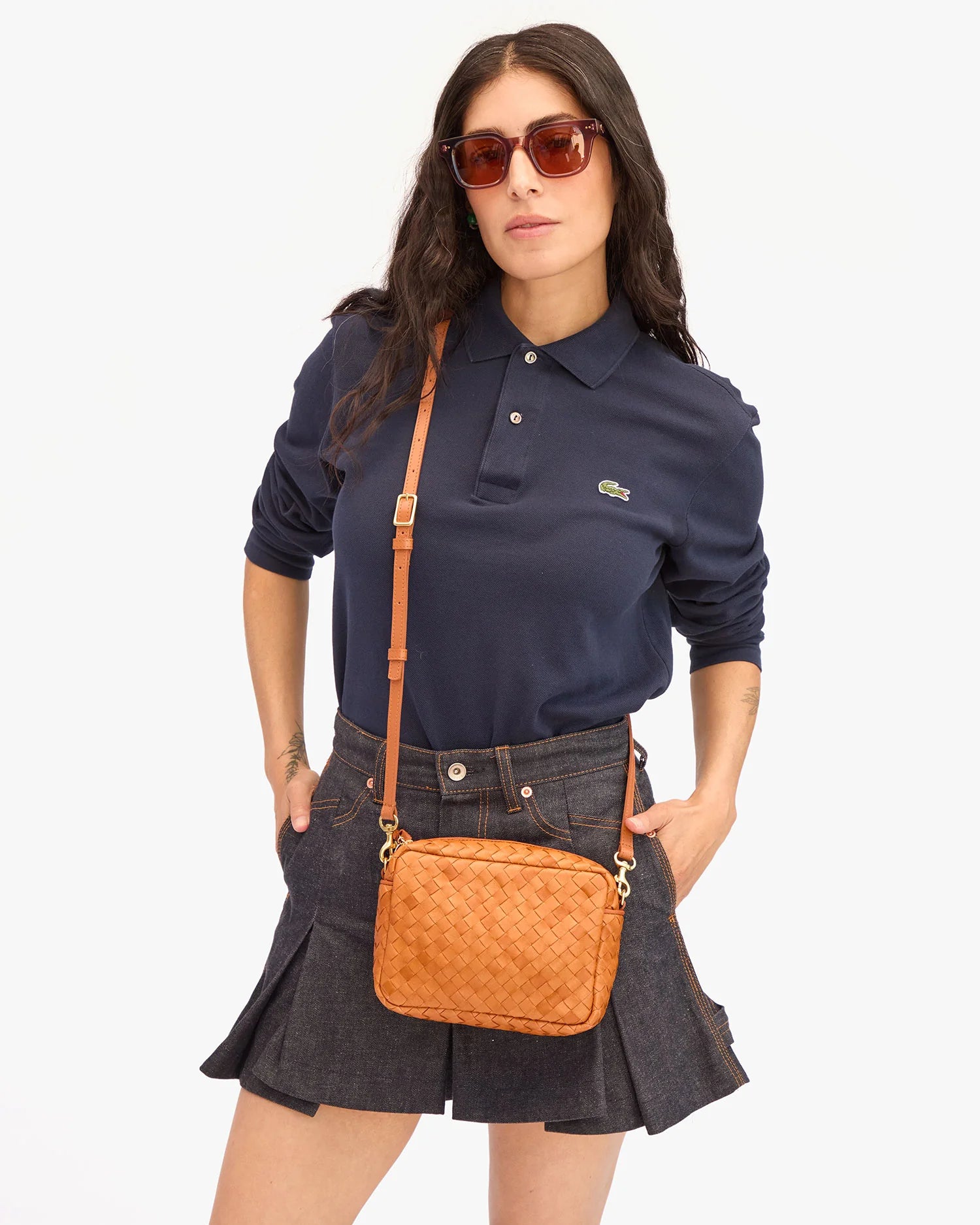 Midi Sac Natural Diagonal Woven worn as crossbody