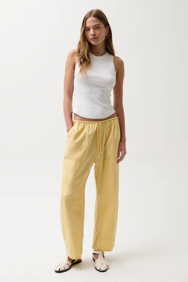 Theo Poplin Pant full body front, hand in pocket