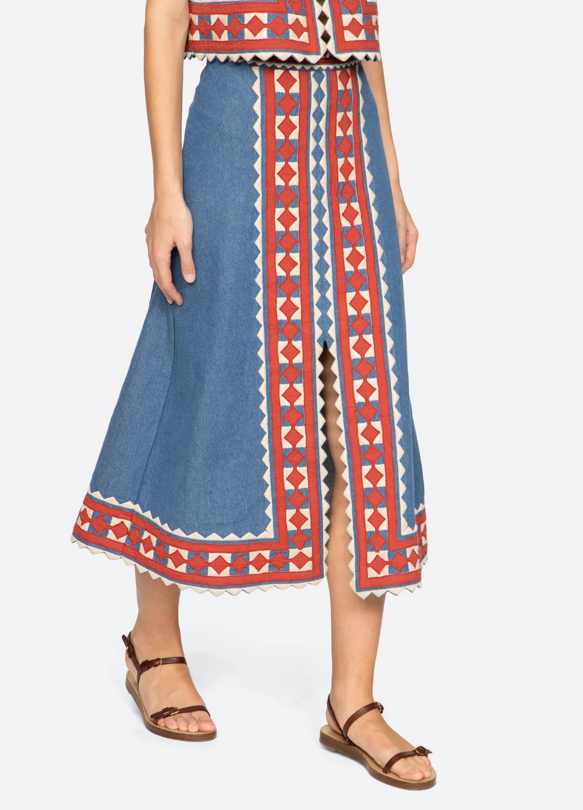 Stina Skirt side, model walking