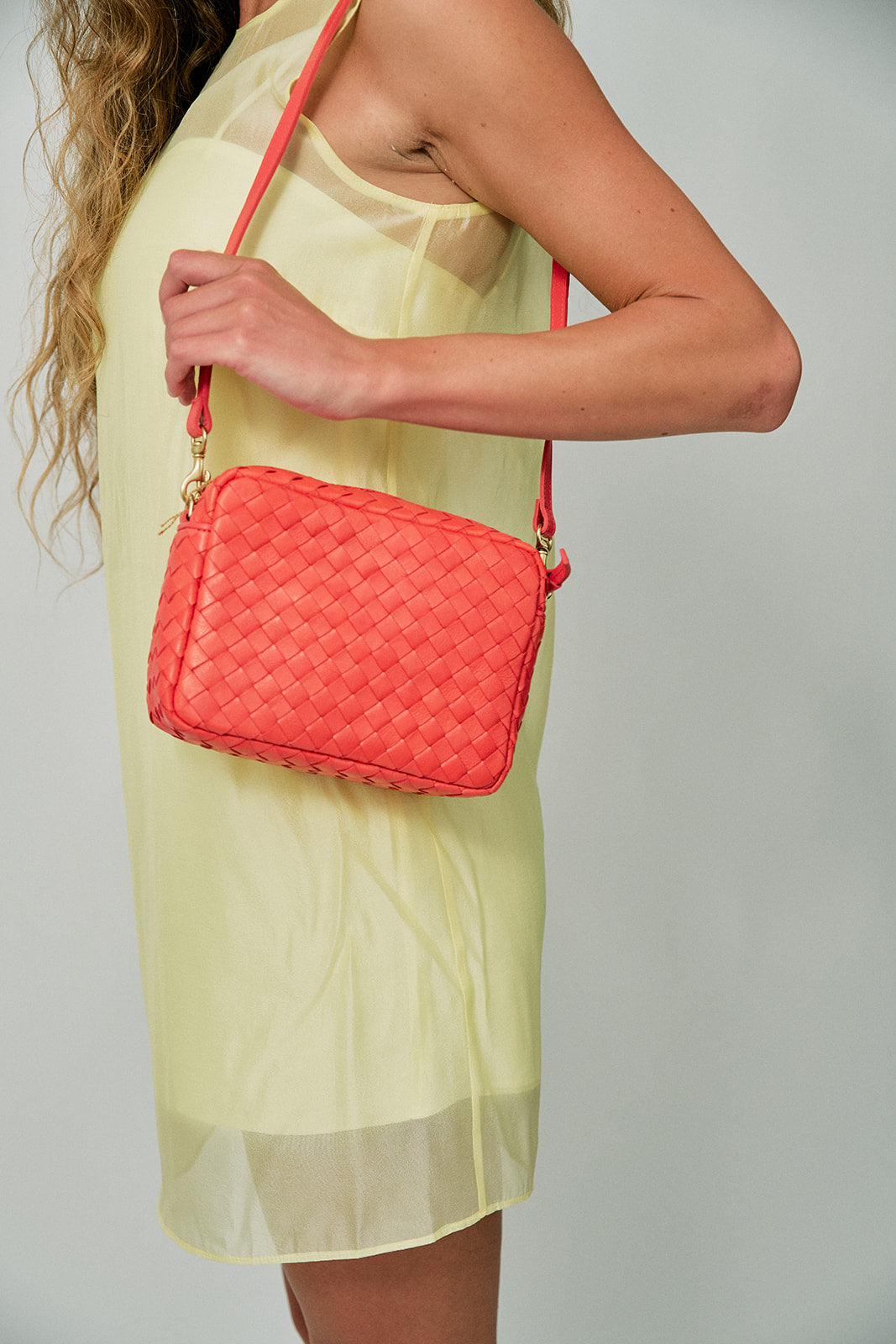 Midi Sac Bright Poppy Woven Diagonal close up on model's shoulder