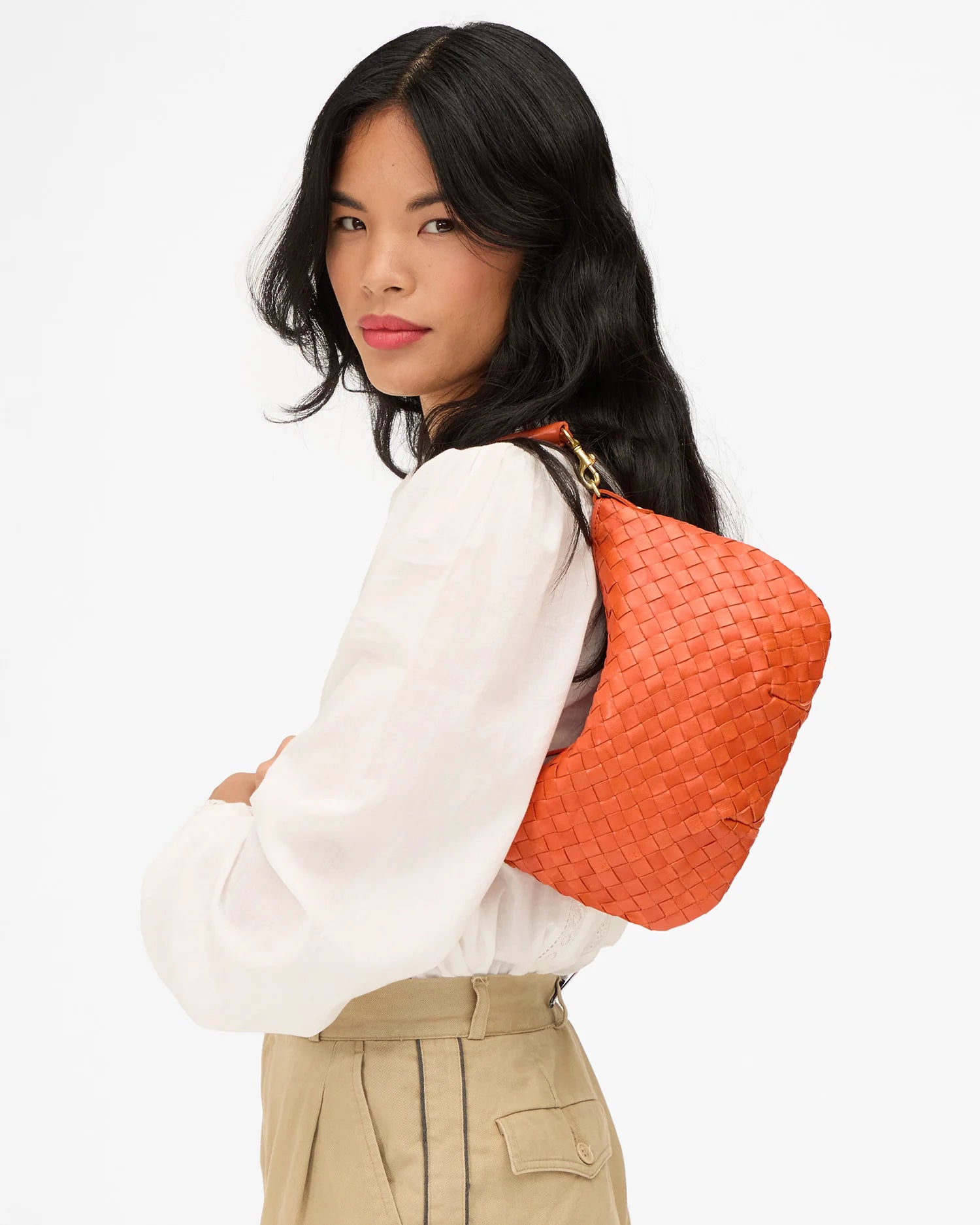 Petite Moyen Messenger Saltillo Diagonal Woven on shoulder, behind back