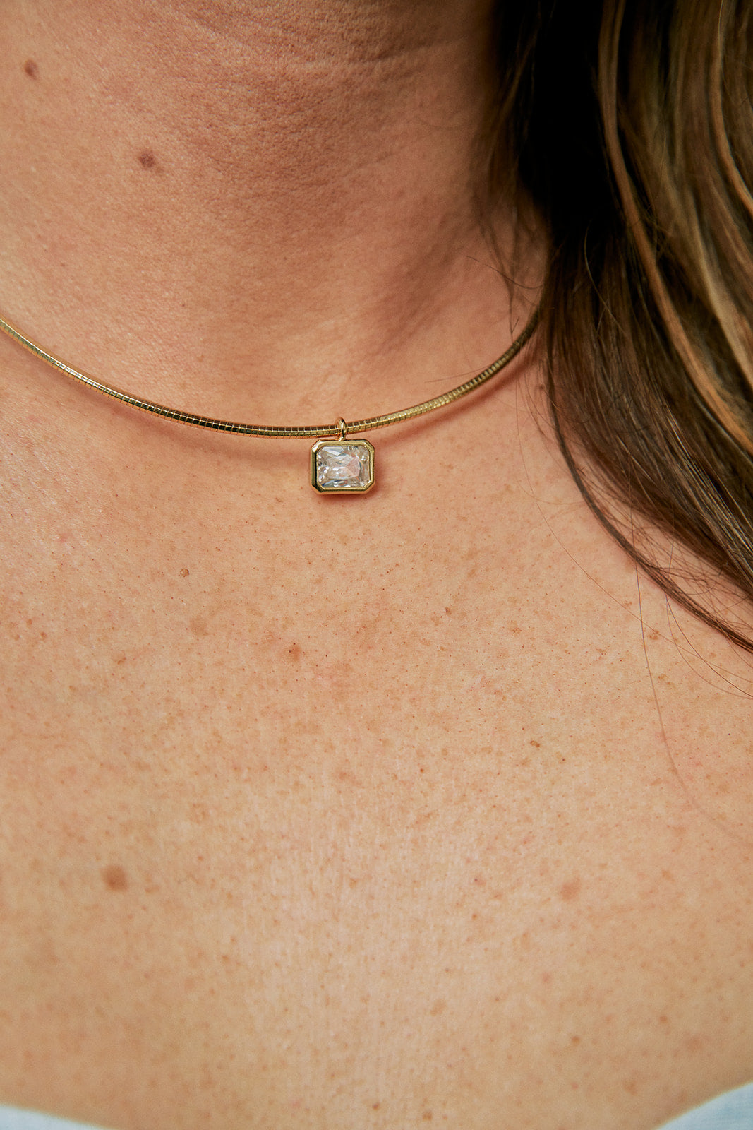 Thin Necklace w Rhinestone close up