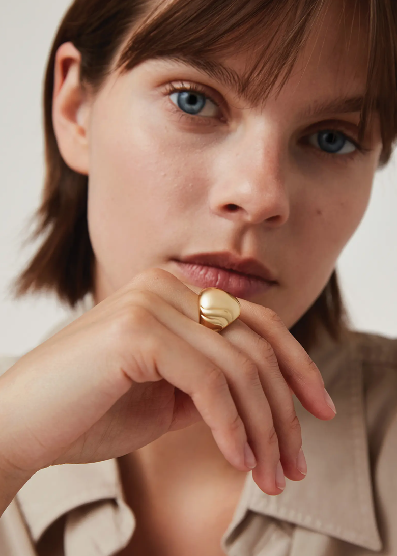 Nelle Ring Gold on model