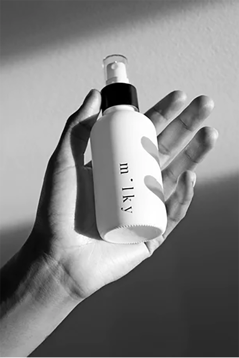 Riddle Voyeur Spray Lotion | 4ounce Spray Lotion in hand