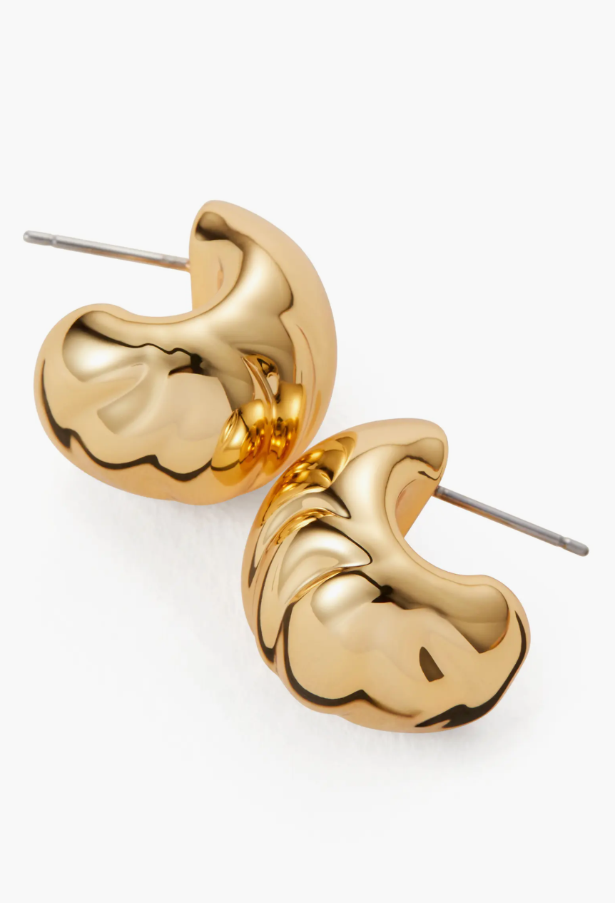 Nelle Hoops Gold laying down