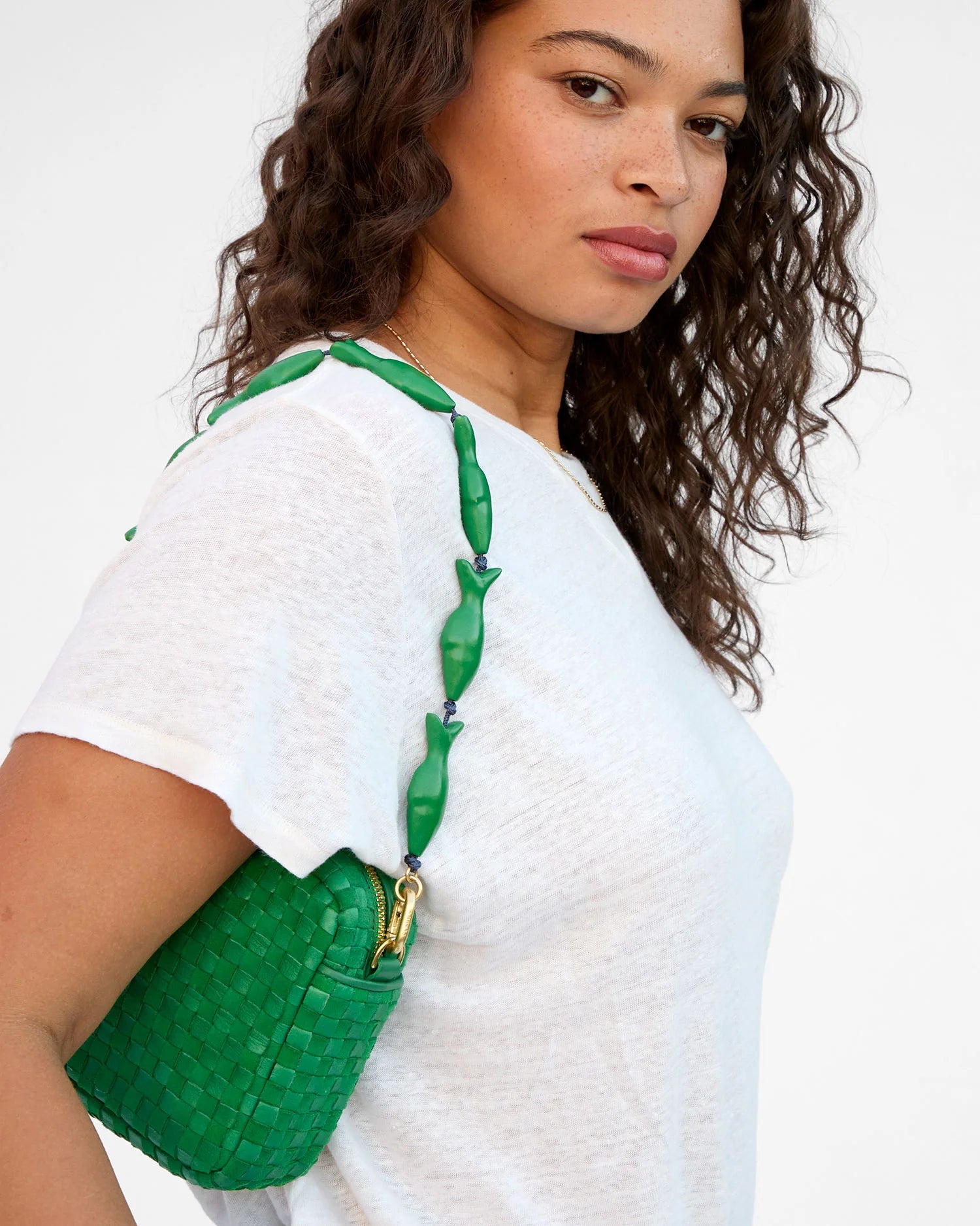 Shortie Strap Emerald Sardine on midi sac, on model's shoulder