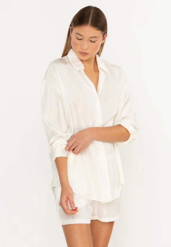 Model rolling up sleeves of the Ana Shirt 