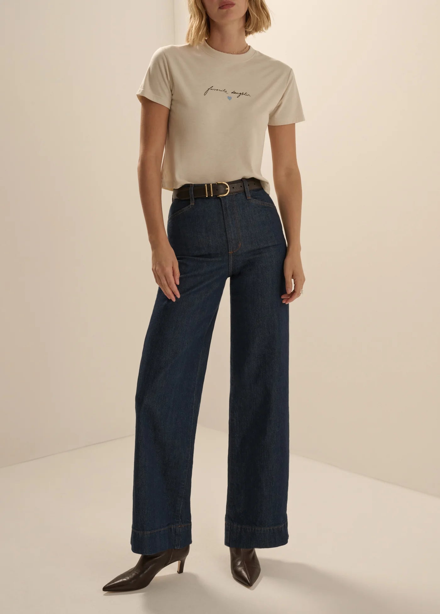 The Cropped Signature Tee Pumice Espresso full body front