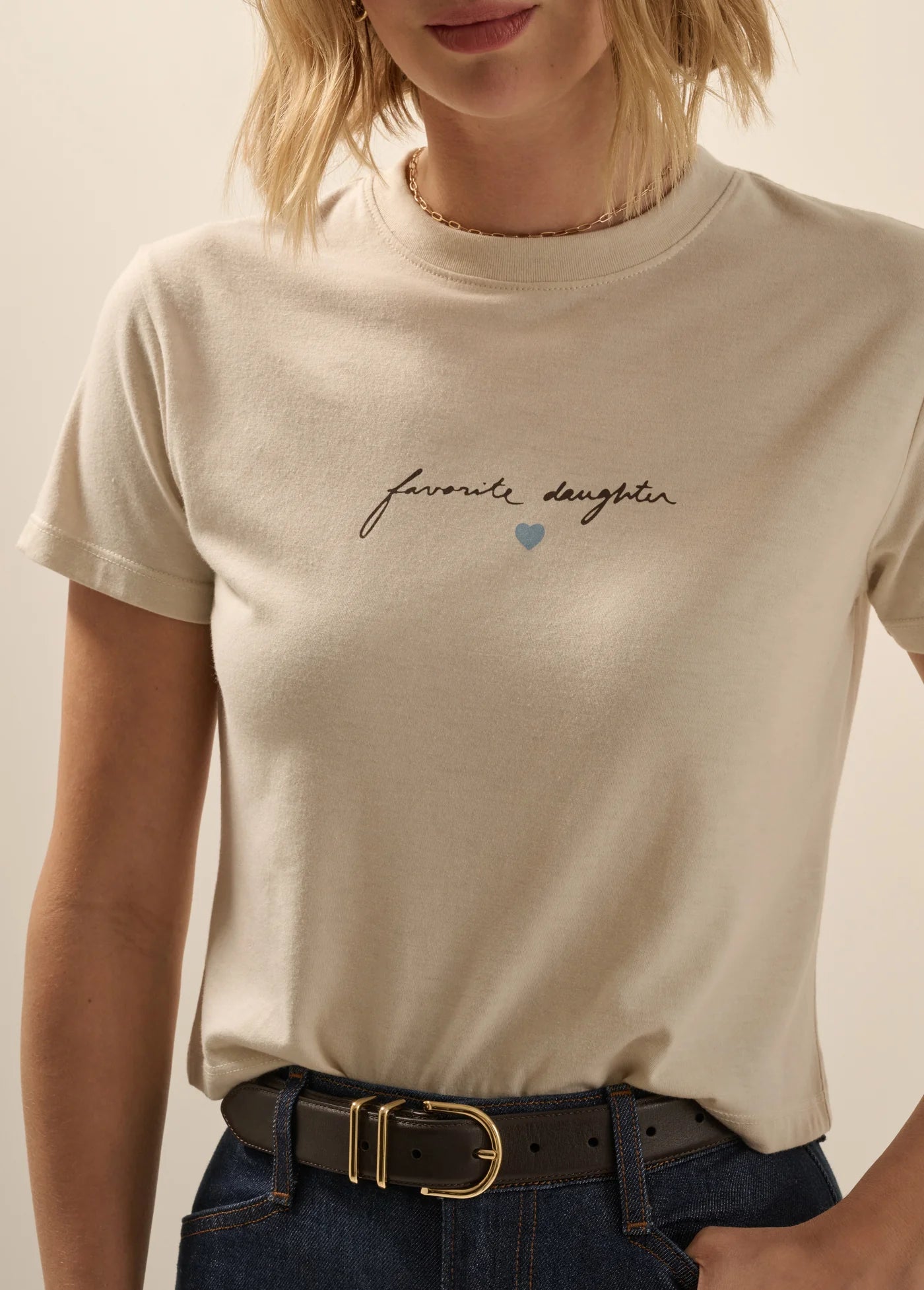 The Cropped Signature Tee Pumice Espresso close up