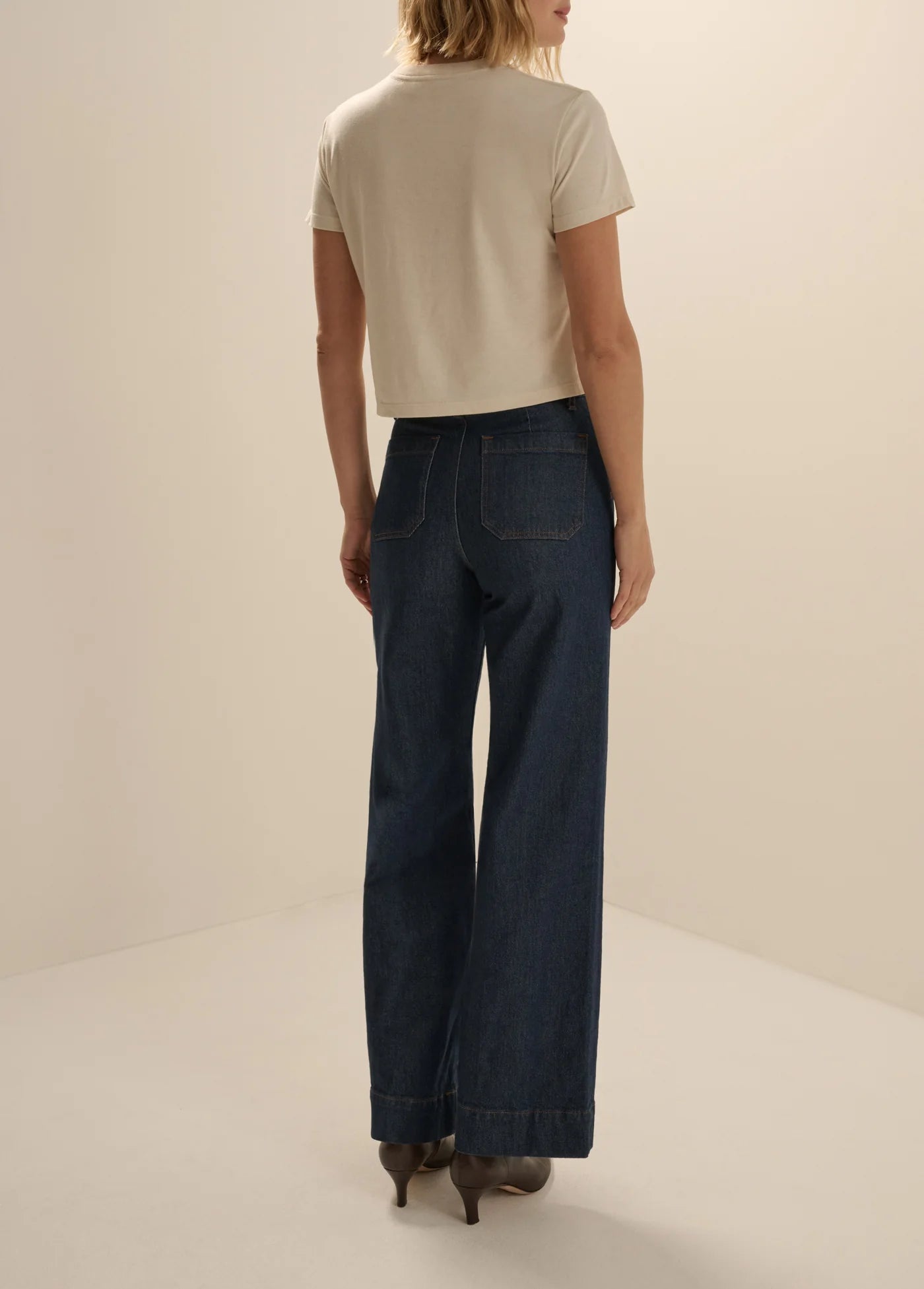 The Cropped Signature Tee Pumice Espresso full body back