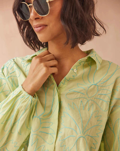 Nero Blouse super close up