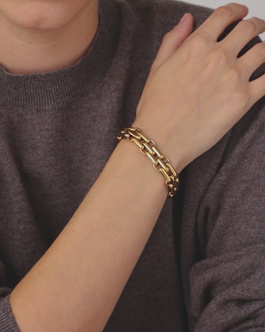 video of gold chain bracelet 